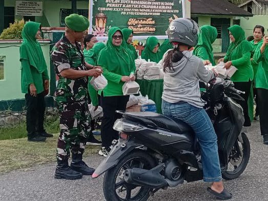 Ramadan Penuh Berkah, Koramil 1710-07/Mapurujaya Berbagi Takjil Untuk Warga Ramadan Penuh Berkah, Koramil 1710-07/Mapurujaya Berbagi Takjil Untuk Warga