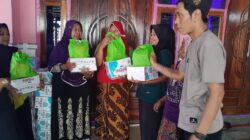 Ramadhan Penuh Kepedulian, Keluarga Fakih Efendy Bagikan Sembako kepada Warga Sekitar Kediamannya