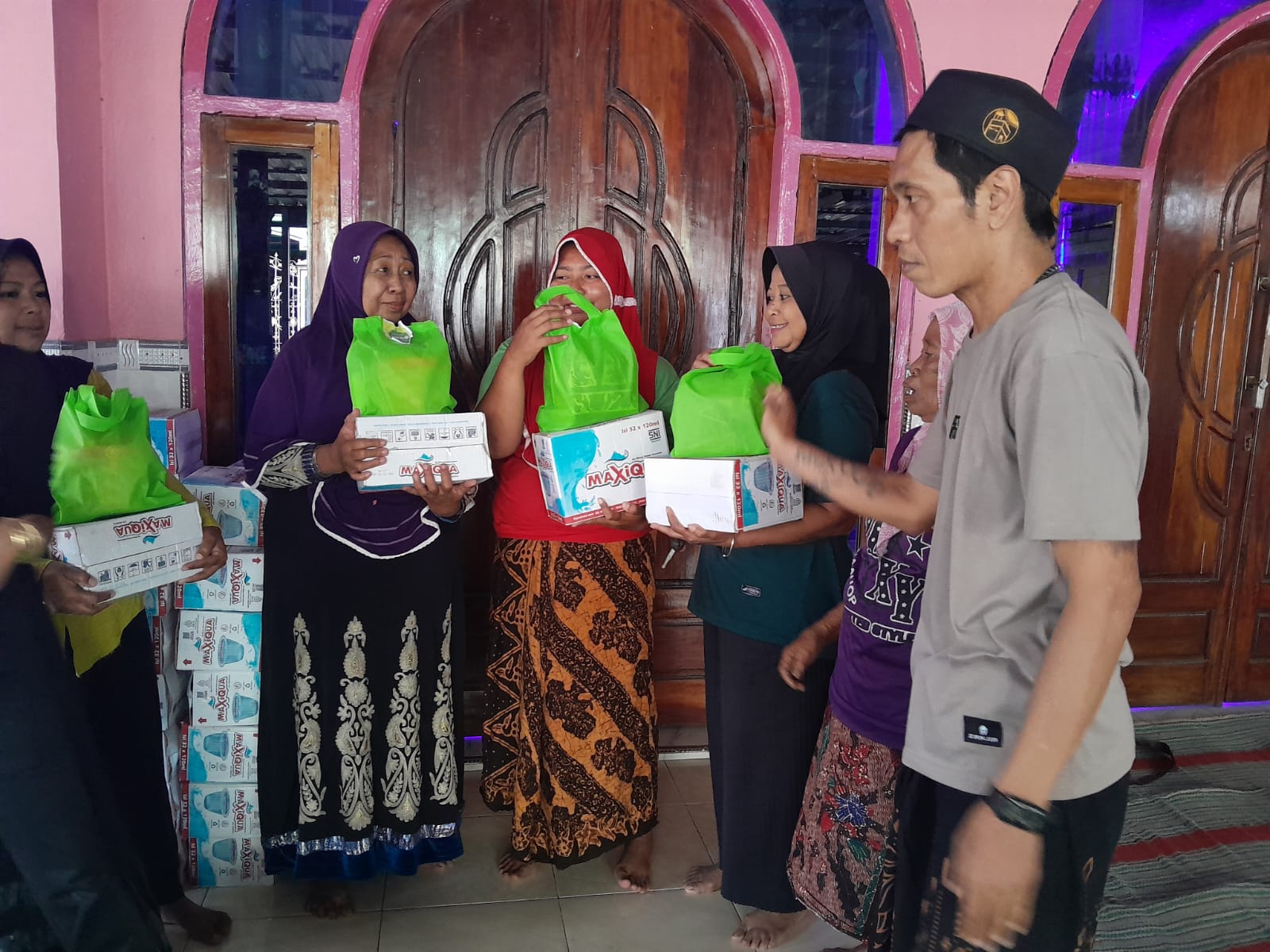 Ramadhan Penuh Kepedulian, Keluarga Fakih Efendy Bagikan Sembako kepada Warga Sekitar Kediamannya Ramadhan Penuh Kepedulian, Keluarga Fakih Efendy Bagikan Sembako kepada Warga Sekitar Kediamannya