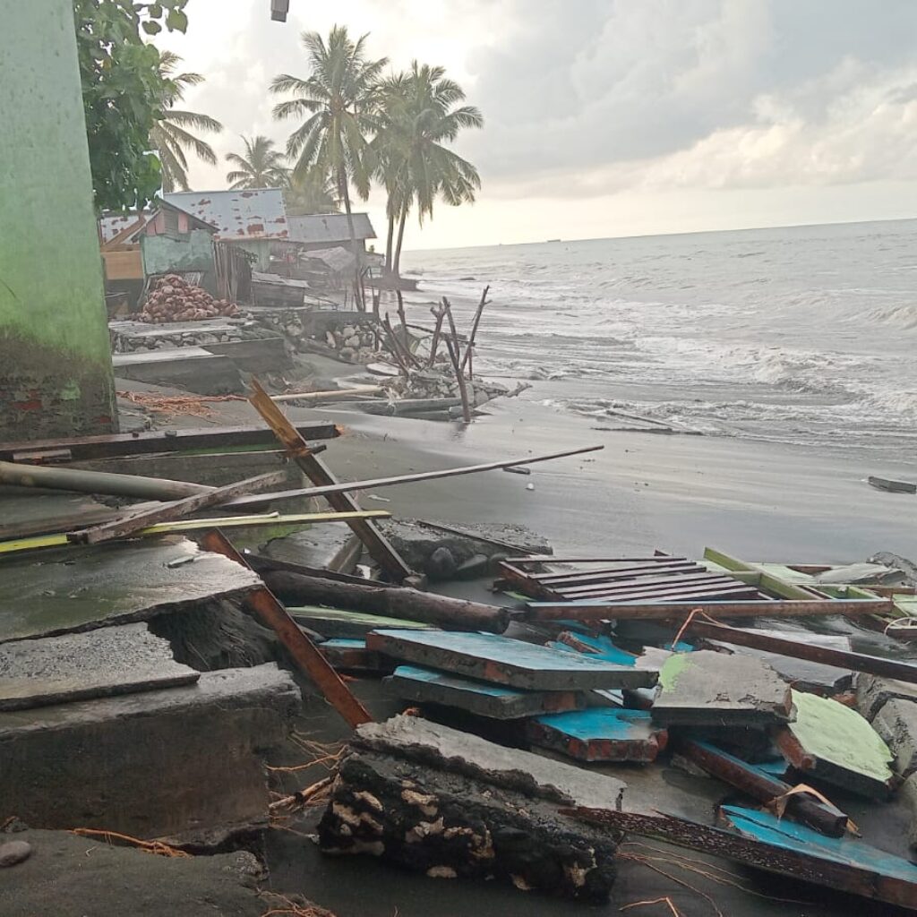 Tiga (3) Rumah Warga Longkoga Barat Ambruk Diterjang Gelombang, Diminta Pemda Banggai Dan Pemrov Sulteng, Antisipasi