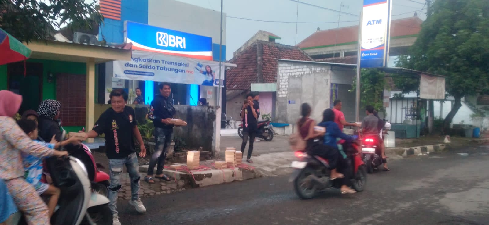 Dipimpin Sofyan, LRN Cabang Lamongan Bagikan Takjil untuk Masyarakat Bluluk Dipimpin Sofyan, LRN Cabang Lamongan Bagikan Takjil untuk Masyarakat Bluluk