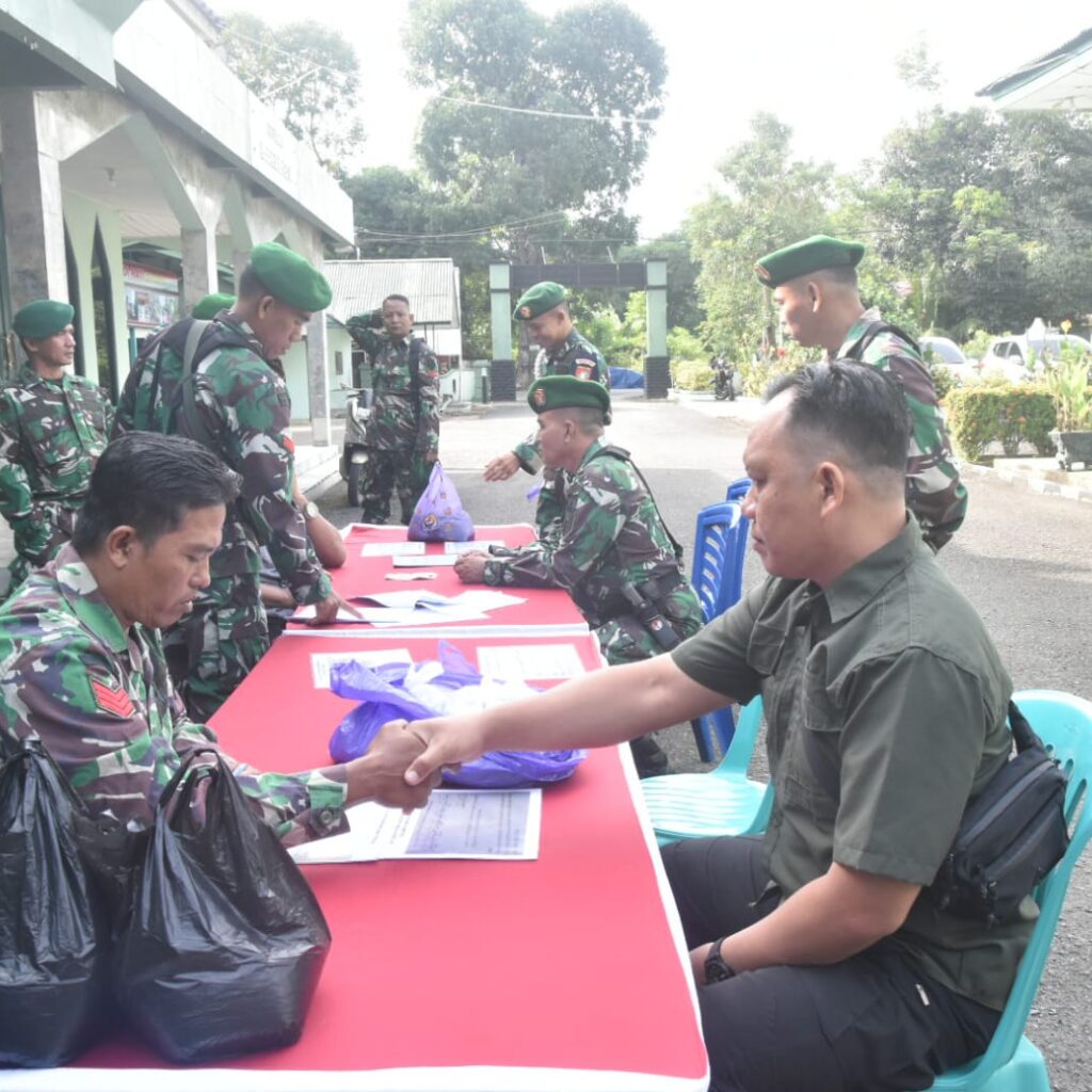 Wujud Kepedulian Sosial, Prajurit Kodim 1002/HST Tunaikan Zakat Fitrah