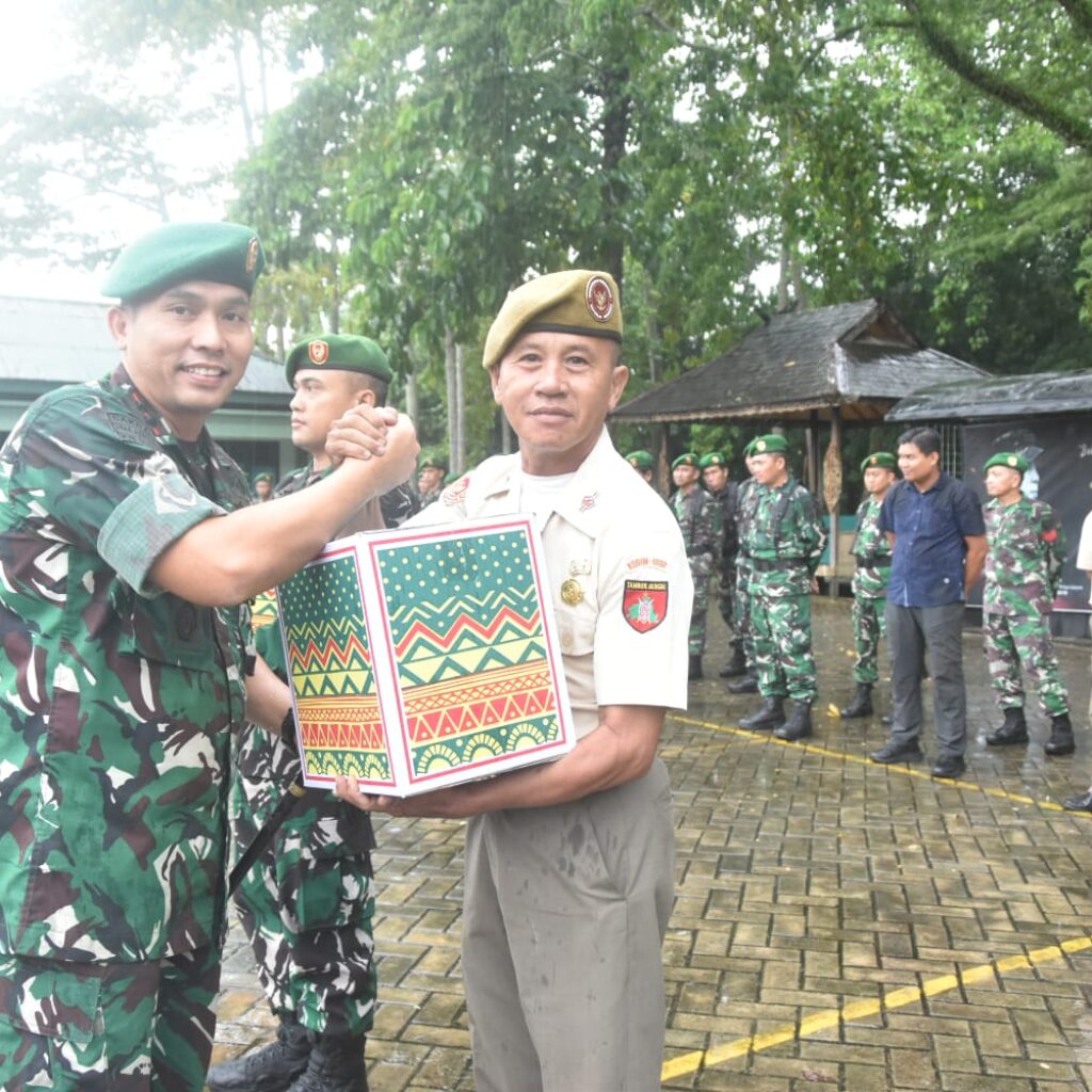 Sambut Idulfitri 1447 H, Dandim 1002/HST Bagikan Bingkisan dan Lepas Cuti Anggota