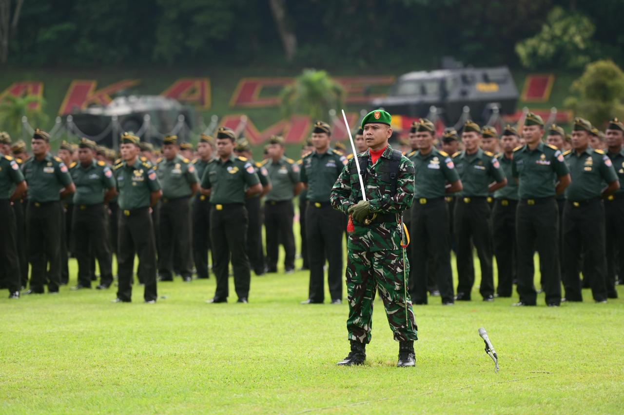 Gubernur Akmil Pimpin Upacara Bendera Tujuh Belasan dan Apel Pemberangkatan Cuti Lebaran