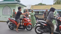Tebar Kepedulian di Bulan Suci, Koramil Batang Alai Utara Bagikan Takjil