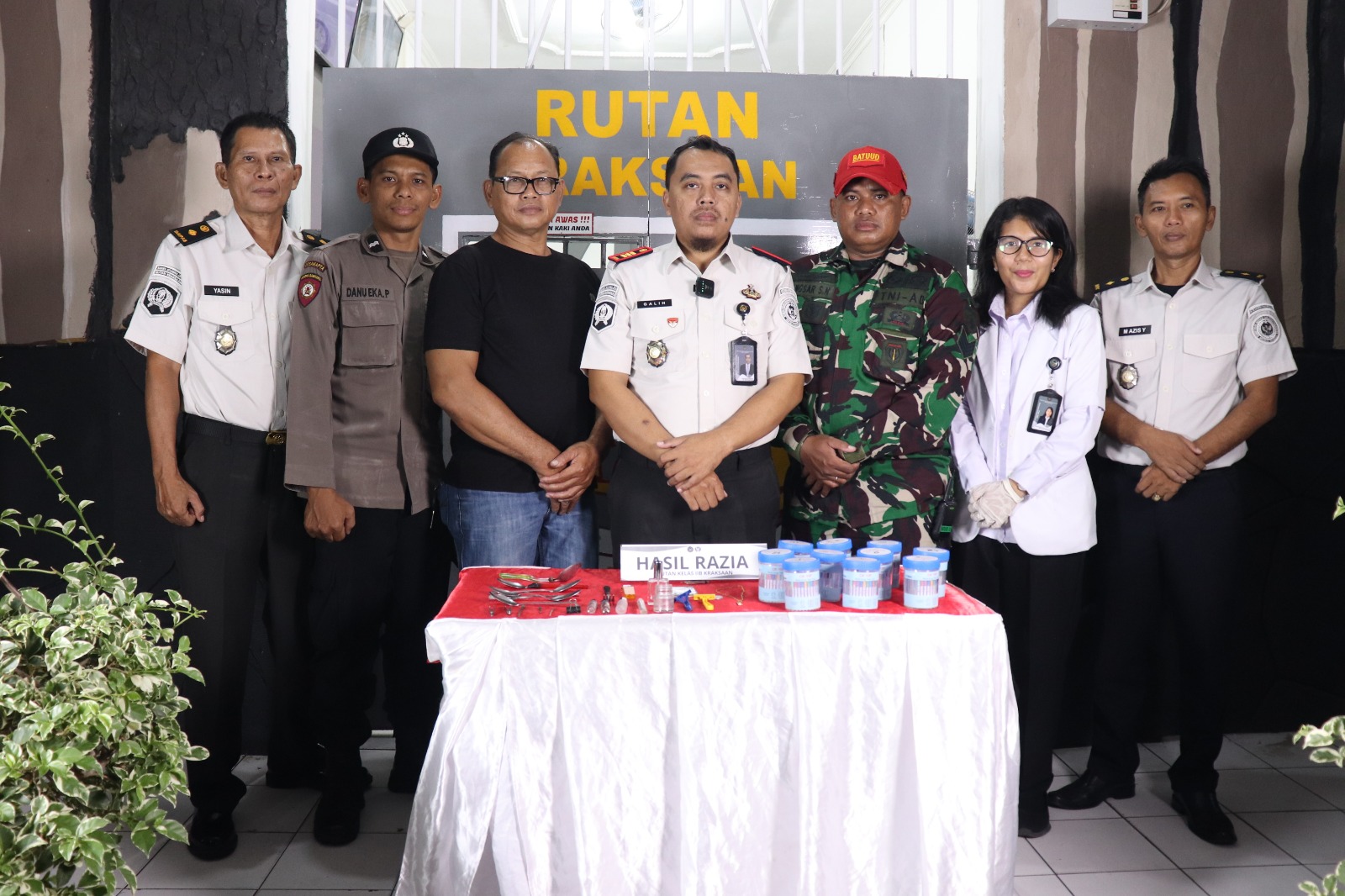 Tingkatkan Pengamanan Jelang Idul Fitri, Rutan Kraksaan Gelar Razia Gabungan TNI-Polri
