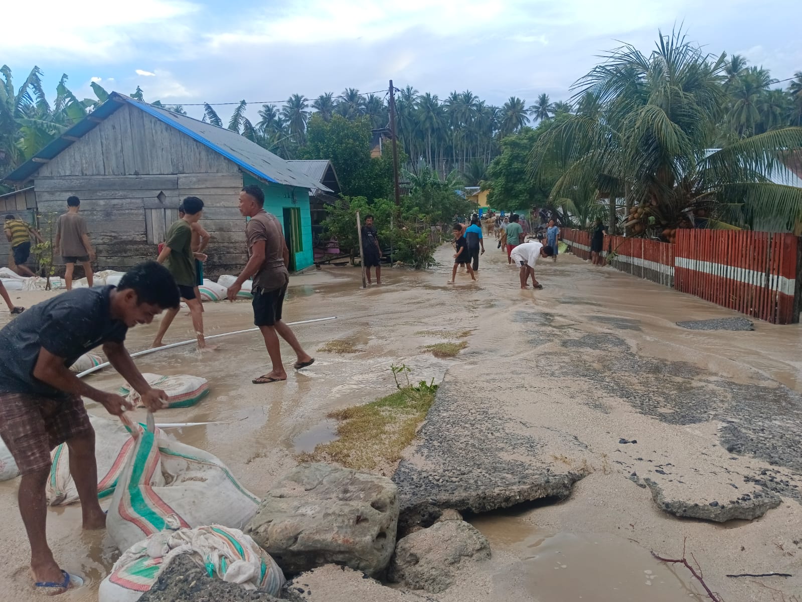 Enam Rumah Warga desa Taima rusak Diterjang Gelombang, Diminta Pemda Banggai Tidak Tidur, Berikan Solusi Terbaik