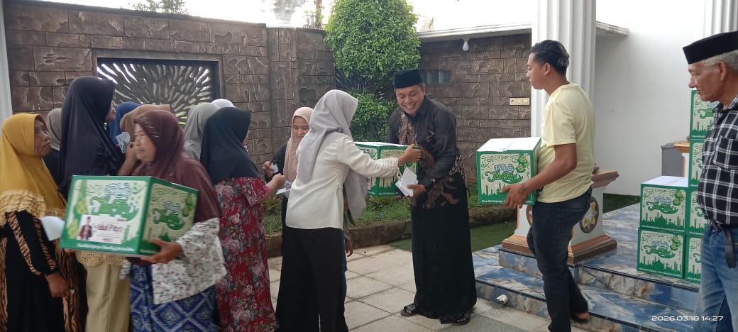 Rutin Tiap Tahun, Samsudin Salurkan Parsel Lebaran di Probolinggo: Warga Satreyan Antusias