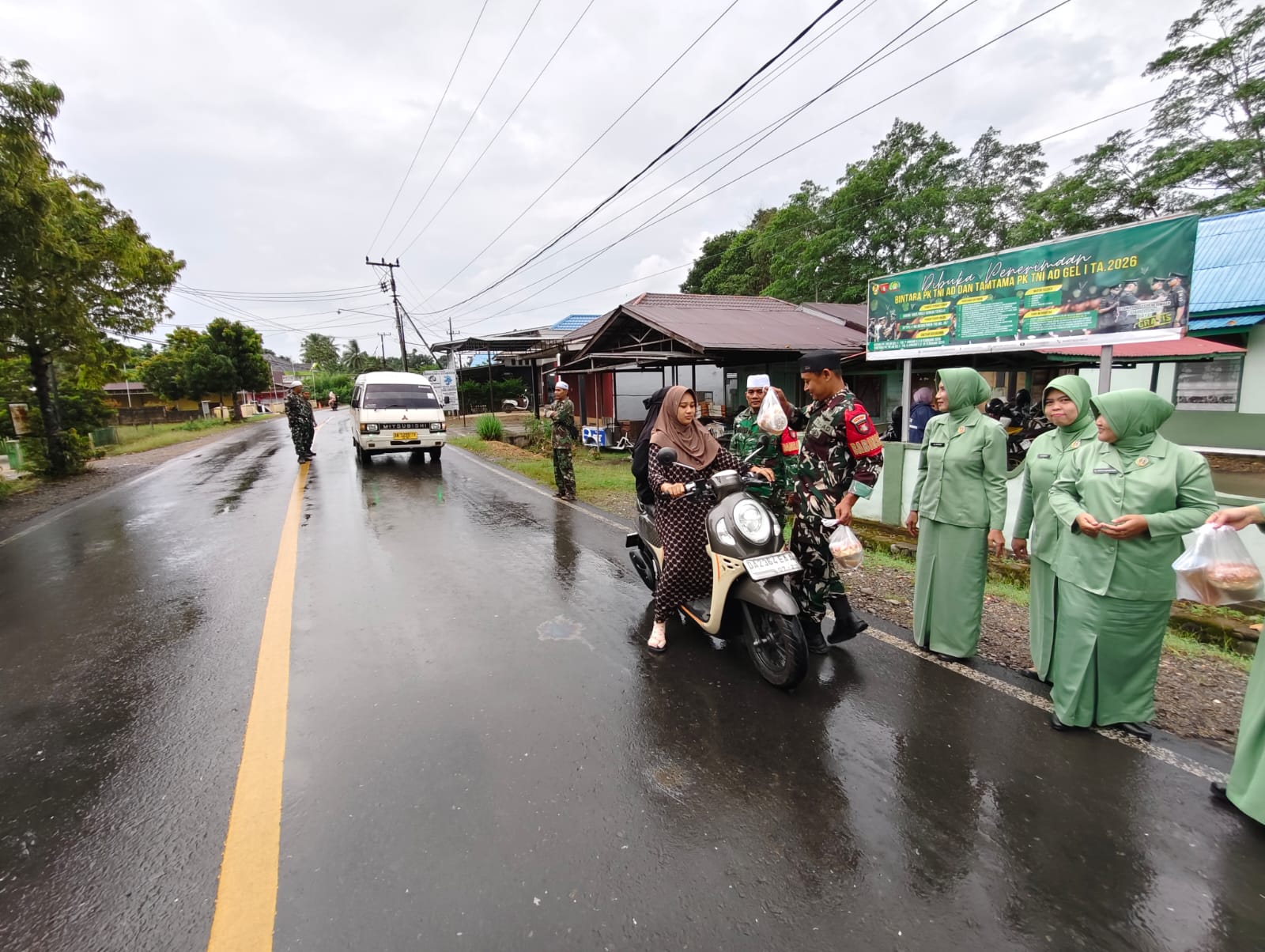 Indahnya Berbagi di Bulan Ramadhan, Koramil Labuan Amas Utara Bagi Takjil