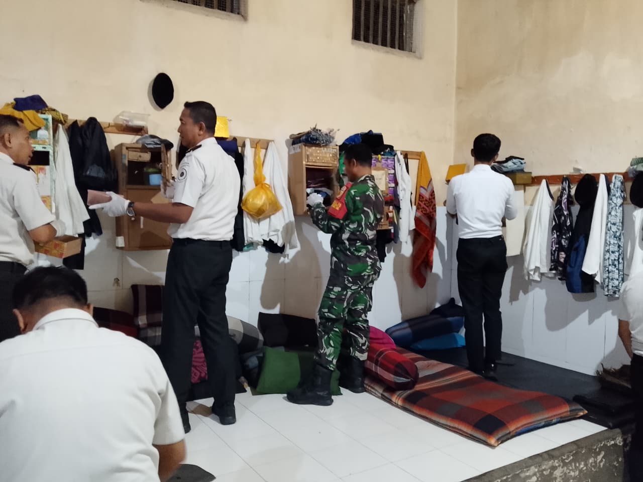 Program Lapas Bersih, Koramil Kraksaan Bersama Sejumlah Pihak Razia Lapas Kraksaan