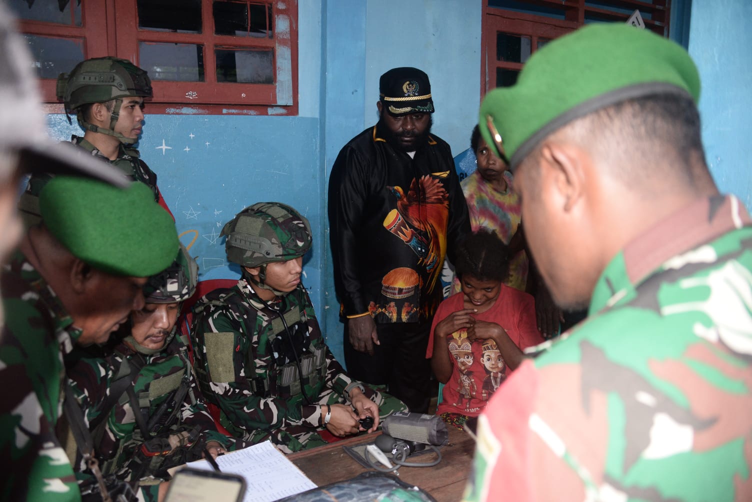 Tim Patroli Gabungan Koops TNI Papua Evakuasi 21 Pengungsi di Aifat Timur Jauh Maybrat Tim Patroli Gabungan Koops TNI Papua Evakuasi 21 Pengungsi di Aifat Timur Jauh Maybrat