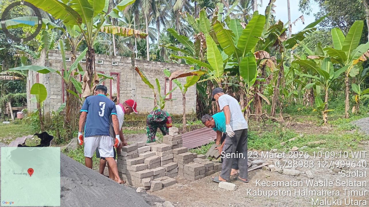 Kebersamaan TNI-Rakyat, Babinsa Koramil 1505-02/Wasile Gotong Royong Bangun Gereja Bersama Warga Kebersamaan TNI-Rakyat, Babinsa Koramil 1505-02/Wasile Gotong Royong Bangun Gereja Bersama Warga