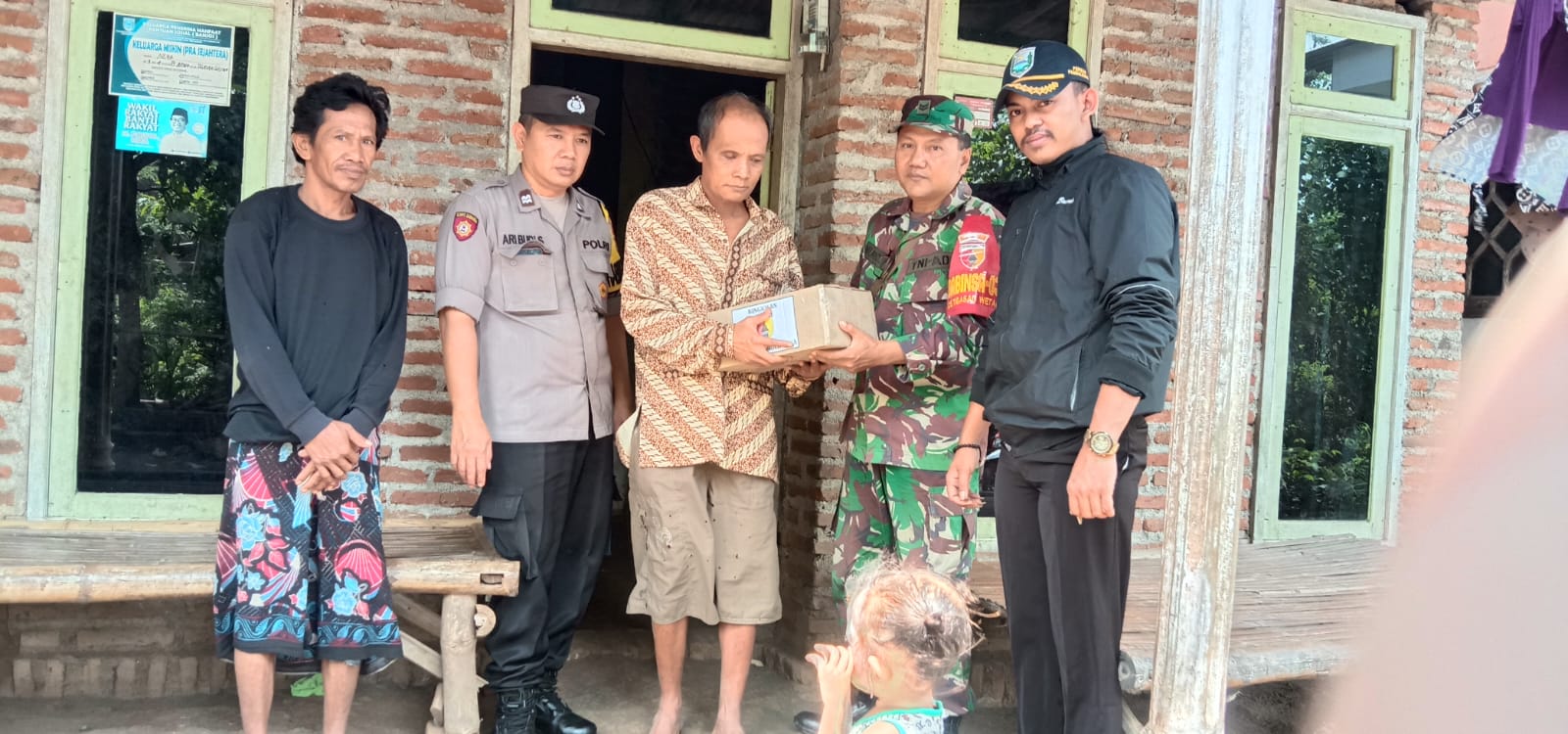 Melaksanakan Program Komunikasi Sosial, Koramil Leces Salurkan Bantuan Sembako