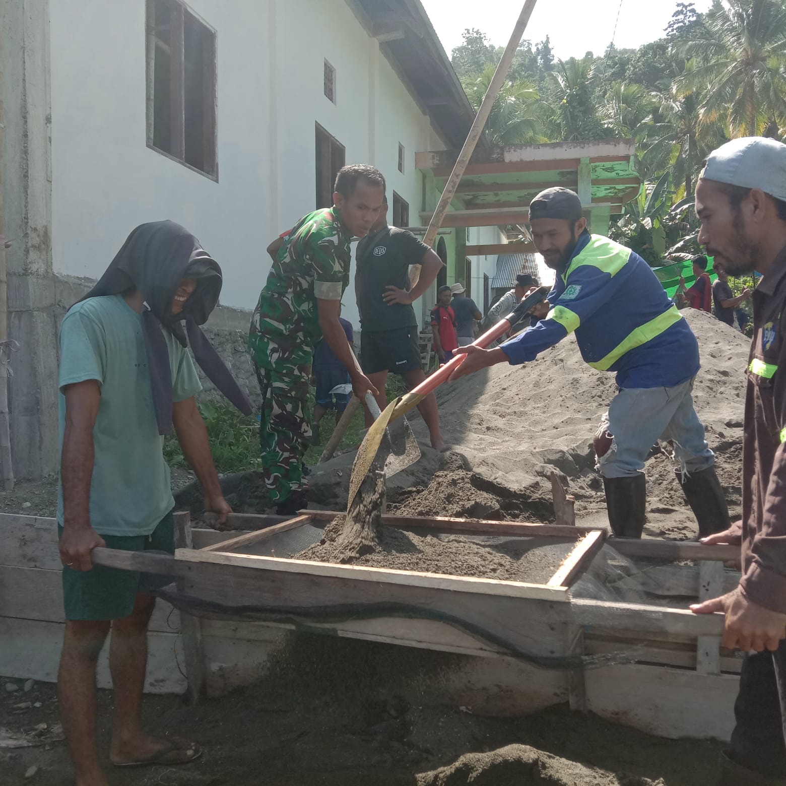 Semangat Gotong Royong, Babinsa Koramil 1505-02/Wasile dan Warga Bangun Gereja