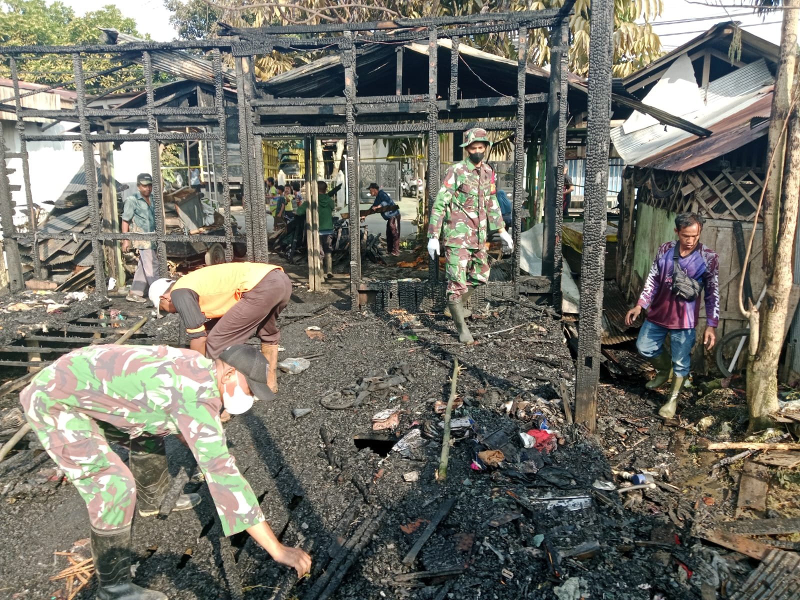 Pasca Kebakaran, TNI-POLRI Gotong Royong Bersihkan Lokasi Terdampak Pasca Kebakaran, TNI-POLRI Gotong Royong Bersihkan Lokasi Terdampak