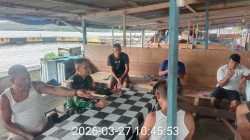 Dekat Dengan Warga, Babinsa Koramil 1505-04/Oba Komsos Dengan Warga Untuk Pererat Silaturahmi