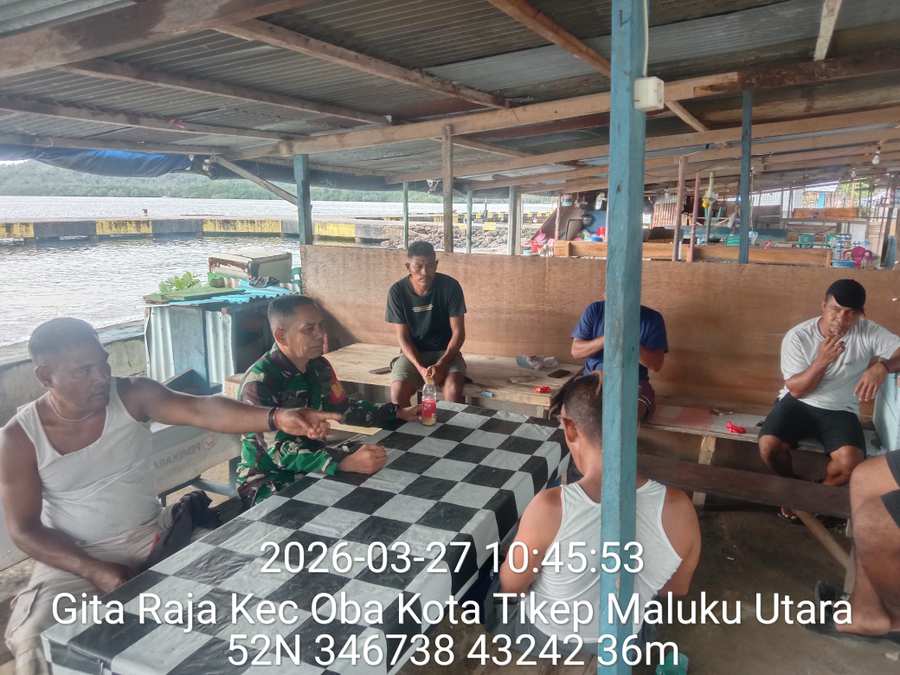 Dekat Dengan Warga, Babinsa Koramil 1505-04/Oba Komsos Dengan Warga Untuk Pererat Silaturahmi Dekat Dengan Warga, Babinsa Koramil 1505-04/Oba Komsos Dengan Warga Untuk Pererat Silaturahmi