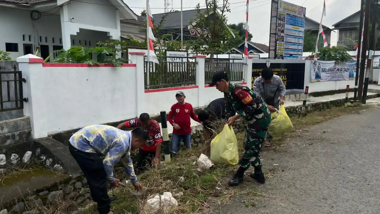 Wujud Kemanunggalan TNI-Rakyat, Babinsa Bersama Warga Bersihkan Pemakaman