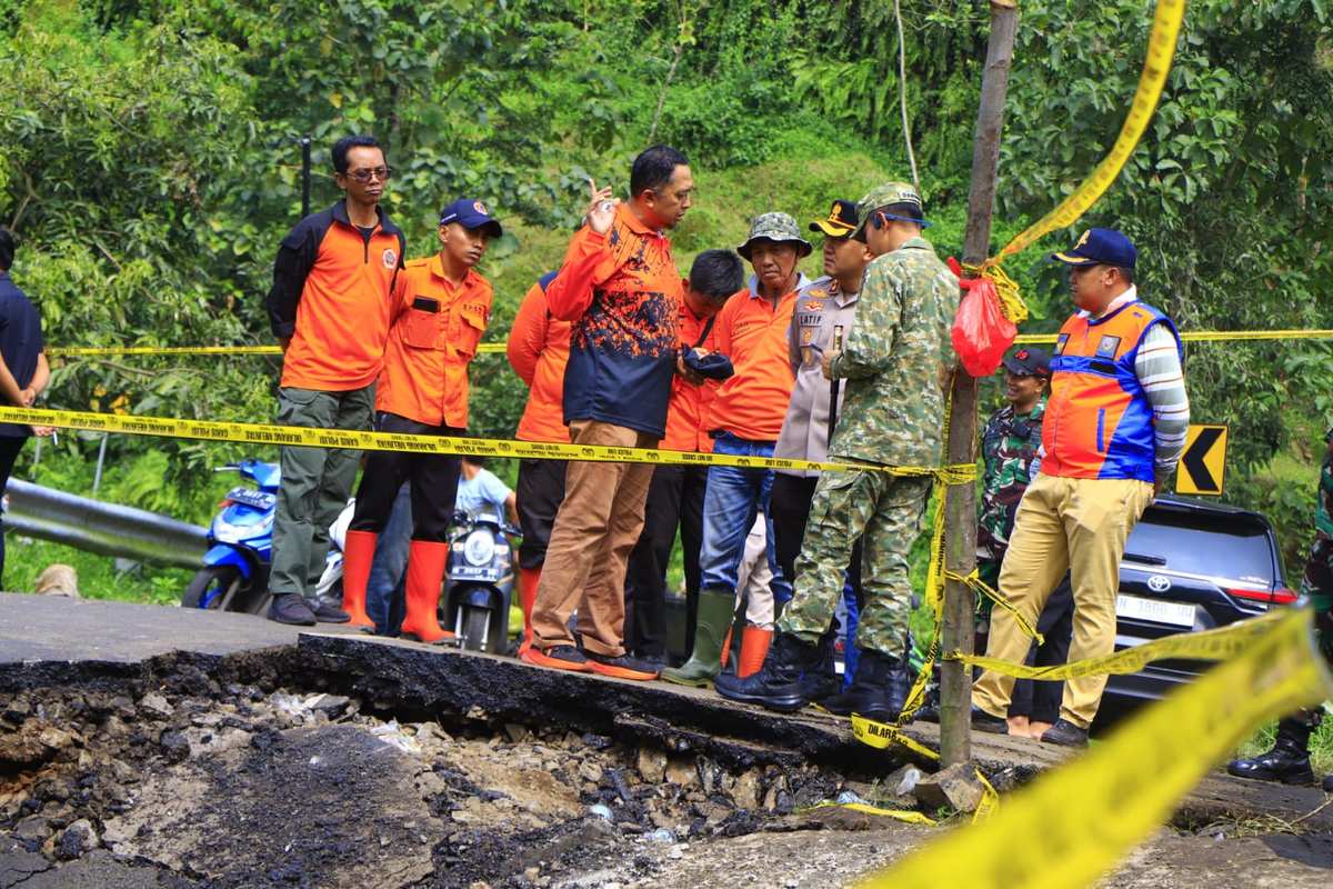 Langkah Cepat Dan Responsif, Dandim 0820/Probolinggo Letkol Inf Ribut Yodo Apriantono Bersama Sejumlah Pihak Kunjungi Lokasi Bencana Longsor