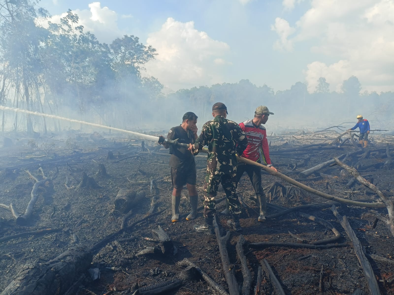 Babinsa Sigap, Kebakaran Lahan Karet di Desa Binturu Berhasil Dipadamkan