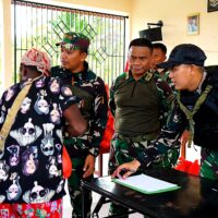 Wujudkan Kepedulian, Koops TNI Papua Gelar Pengobatan Gratis dan Bagi Sembako di Kampung Iwaka