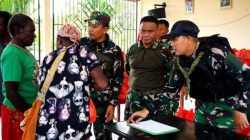 Wujudkan Kepedulian, Koops TNI Papua Gelar Pengobatan Gratis dan Bagi Sembako di Kampung Iwaka