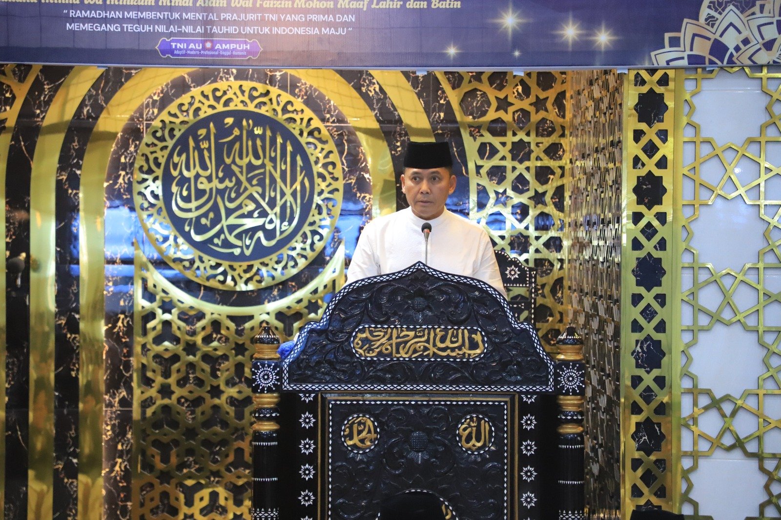 Umat Muslim Lanud Sultan Hasanuddin Laksanakan Sholat Idul Fitri di Masjid Nurussamawat