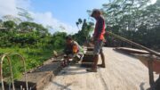 Wujud Babinsa Kebonduren Bersama Warga Kerja Bakti Pasang Dinding Pembatas Jembatan Perintis Garuda Kali Complang