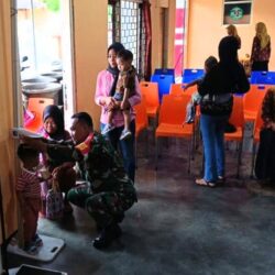 Babinsa Kotes Bersama Bidan Desa Laksanakan Posyandu, Wujudkan Kesehatan Masyarakat