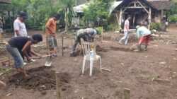 Kepedulian TNI, Babinsa Wlingi Bantu Pembangunan Pondasi Rumah Bapak Sugino