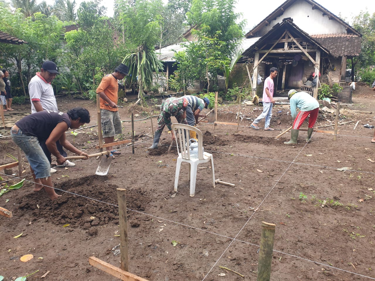 Kepedulian TNI, Babinsa Wlingi Bantu Pembangunan Pondasi Rumah Bapak Sugino