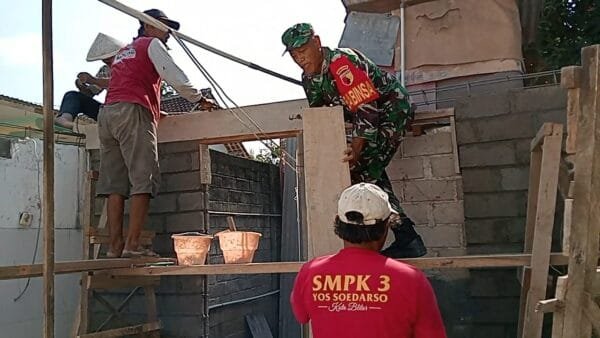 Wujud Nyata Kemanunggalan TNI Dengan Rakyat, Babinsa Pakunden Bantu Renovasi RTLH