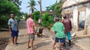 Sinergi Babinsa Dan Warga, Gotong Royong Perbaiki Atap Rumah Bapak Sukardi