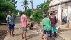 Sinergi Babinsa Dan Warga, Gotong Royong Perbaiki Atap Rumah Bapak Sukardi