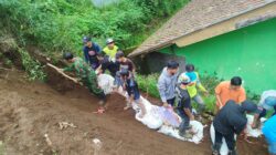 Koramil Sumber Kerja Bakti Bersihkan Material Longsor di SMAN 1