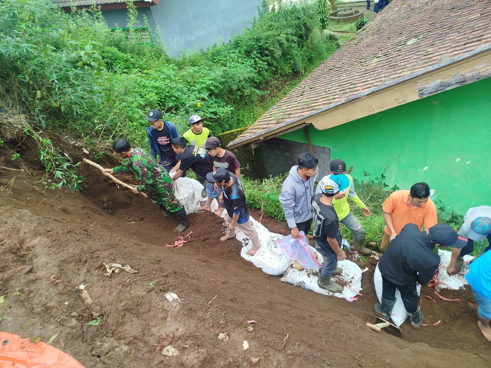 Koramil Sumber Kerja Bakti Bersihkan Material Longsor di SMAN 1
