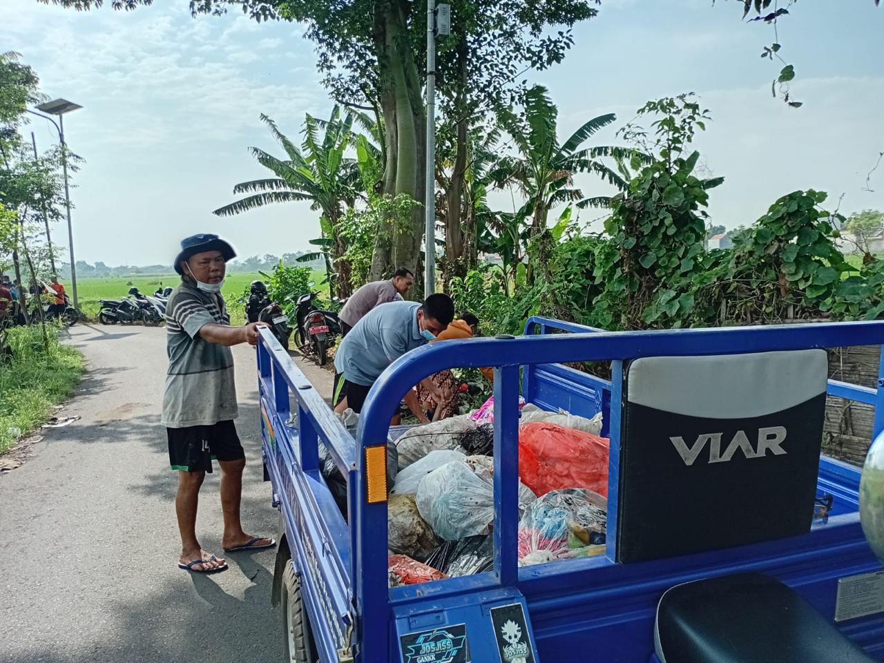 Polisi Bergerak Cepat Usai Aduan, Tumpukan Sampah di Kademangan Dibersihkan