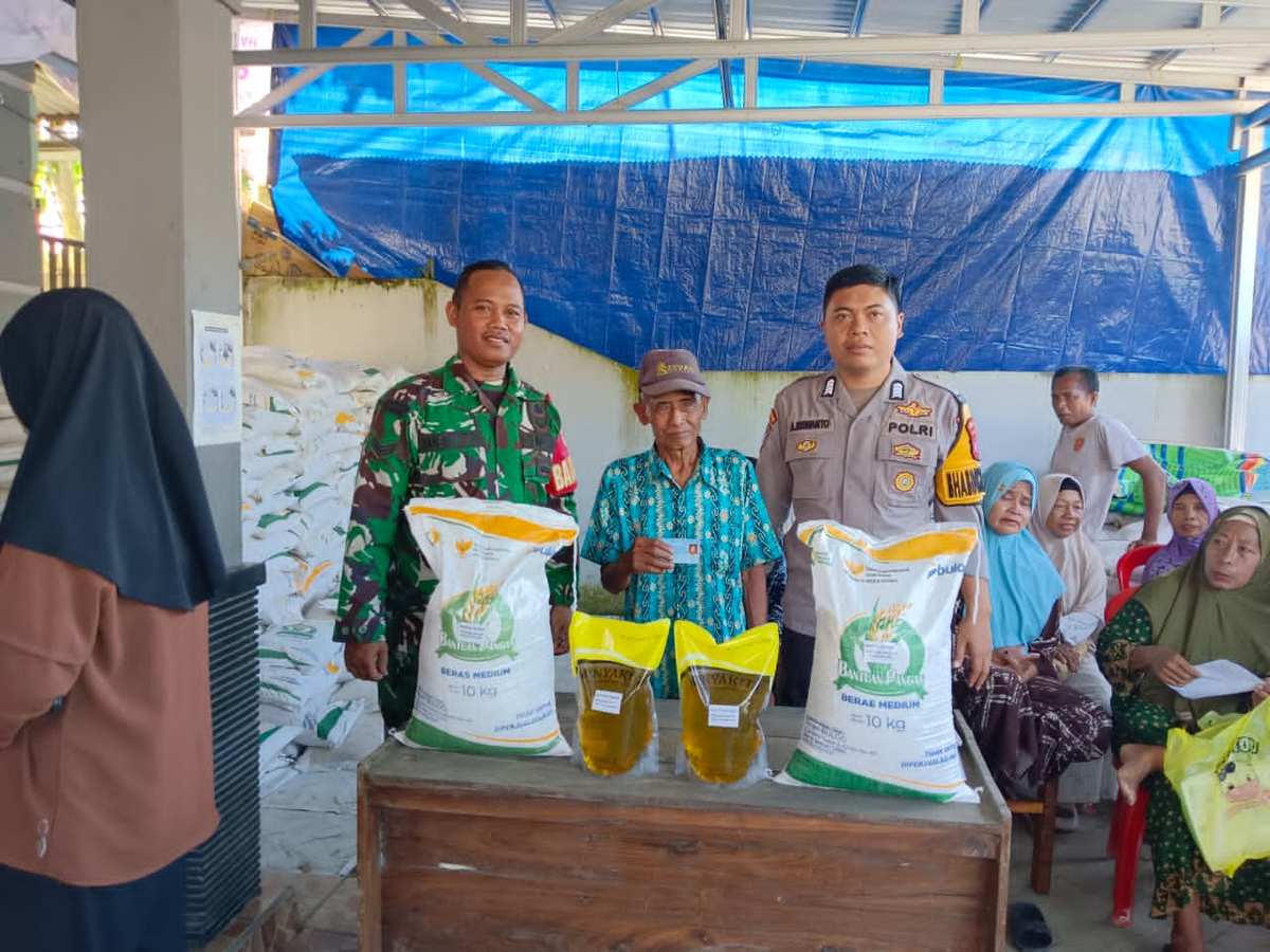 Sinergi TNI dan Pemerintah, Babinsa Kawal Distribusi Bantuan Pangan