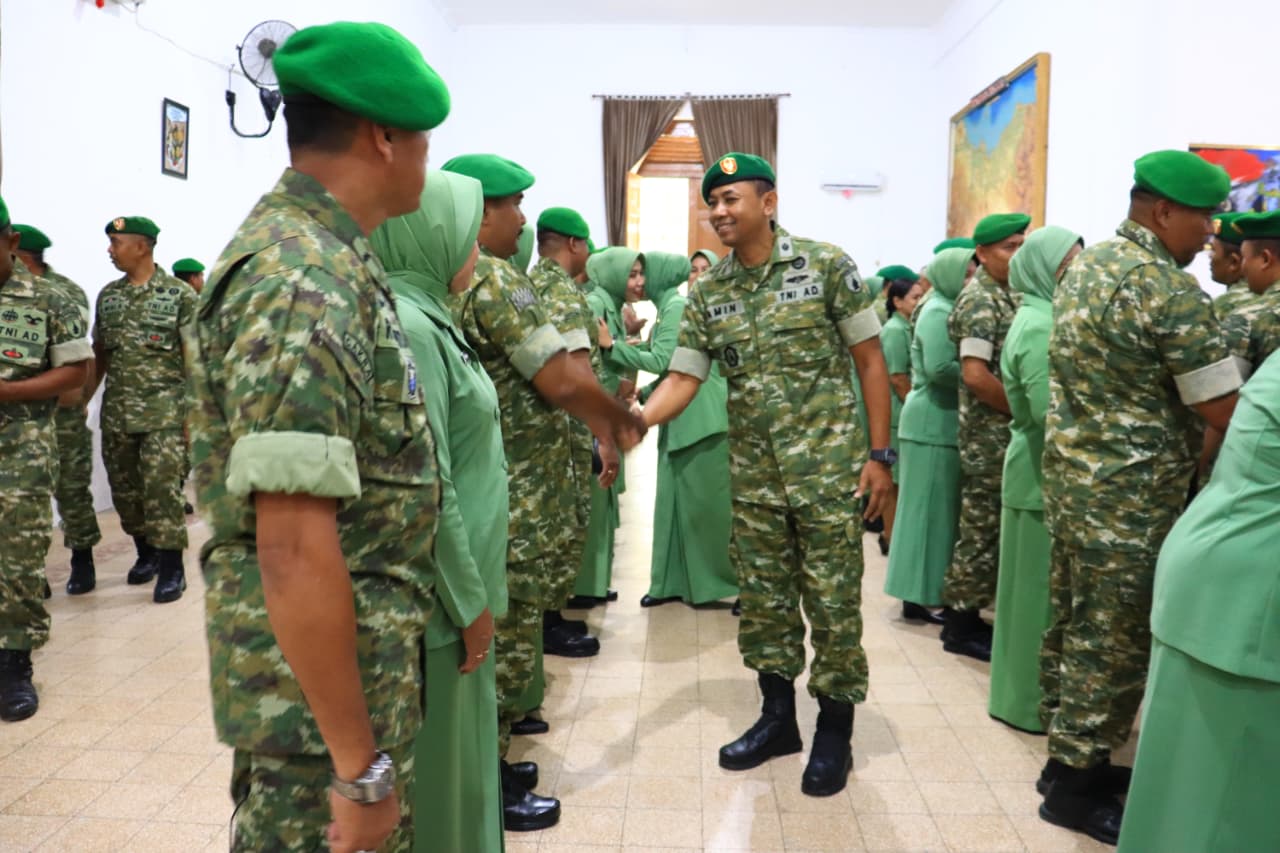 Kasdim 0820/Probolingggo Mayor Caj Aminudin Abadi Memimpin Upacara Korps Raport Kenaikan Pangkat