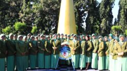 Memperingati HUT Persit ke-80, Ketua Persit cabang XXXIV Dim 0820 Probolinggo Ny. Pepy Ribut Yodo Apriantono Memimpin Kegiatan Ziarah Di TMP