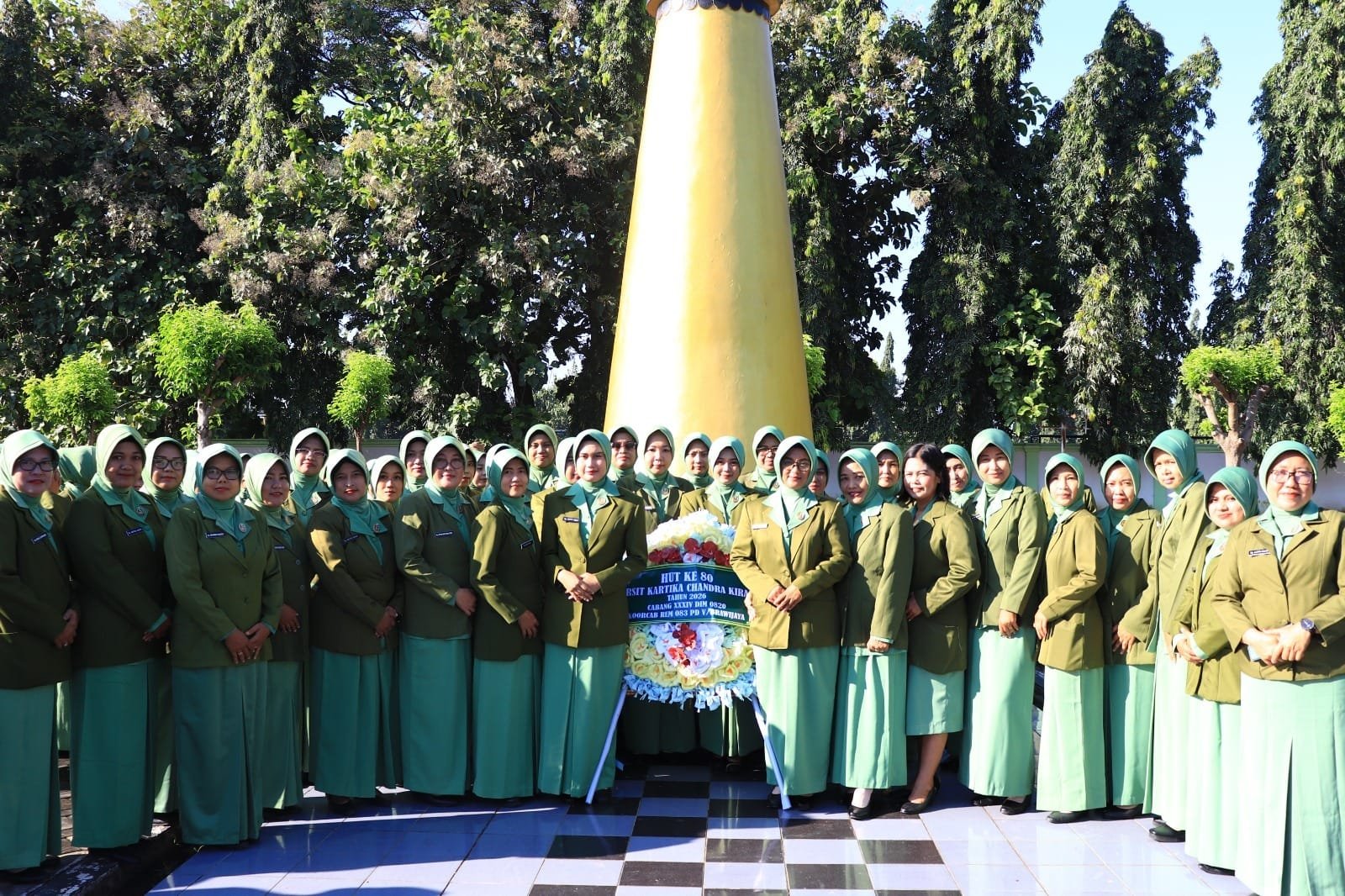 Memperingati HUT Persit ke-80, Ketua Persit cabang XXXIV Dim 0820 Probolinggo Ny. Pepy Ribut Yodo Apriantono Memimpin Kegiatan Ziarah Di TMP