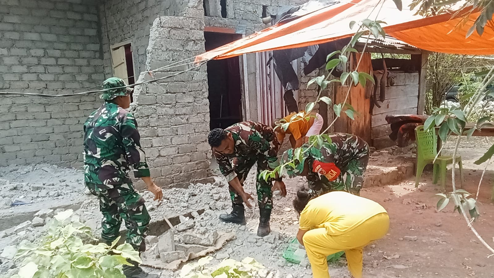 TNI Hadir di Tengah Bencana, Kodim 1505 Bersihkan Rumah Warga Terdampak Gempa