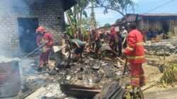 Gerak Cepat Anggota Koramil 1505-05/Sofifi Bantu Padamkan Kebakaran Rumah Warga