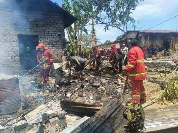 Gerak Cepat Anggota Koramil 1505-05/Sofifi Bantu Padamkan Kebakaran Rumah Warga