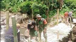 Putus Diterjang Banjir, Koramil Pakuniran Kerja Bakti Bangun Jembatan Darurat