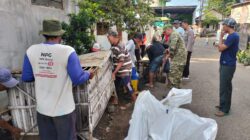 Wujudkan Indonesia Asri, Tiga Pilar Kelurahan Sumbertaman Kerja Bakti Bersihkan Saluran Air