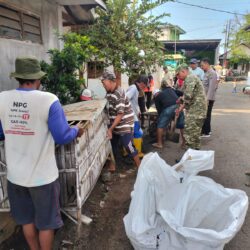 Wujudkan Indonesia Asri, Tiga Pilar Kelurahan Sumbertaman Kerja Bakti Bersihkan Saluran Air