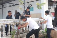 Aksi Nyata Hari Bakti Pemasyarakatan, Rutan Kraksaan Bersihkan Masjid Bersama