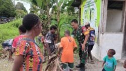 Babinsa Koramil 1710-07/Mapurujaya Ajak Warga Gotong Royong Bersihkan Halaman Gereja