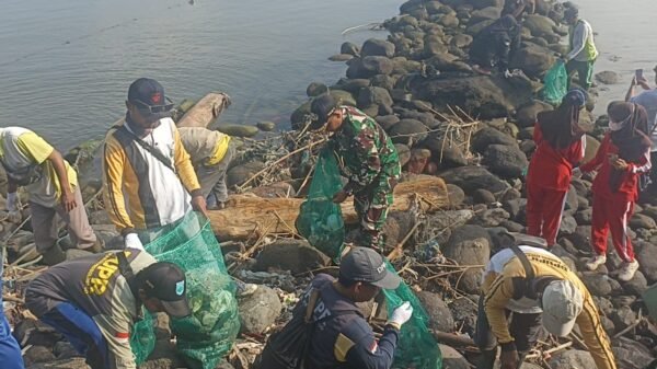 Bersama Sejumlah Pihak Koramil Kraksaan Bersih – Bersih Pantai Wilayah Binaan